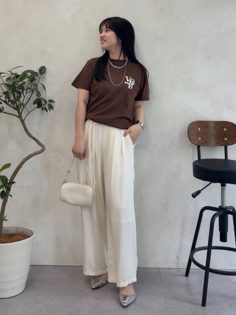 ブラウン系のTシャツ/カットソー、ホワイト系のその他パンツ、その他のネックレスを着用したレディースの春コーディネートの2枚目の写真