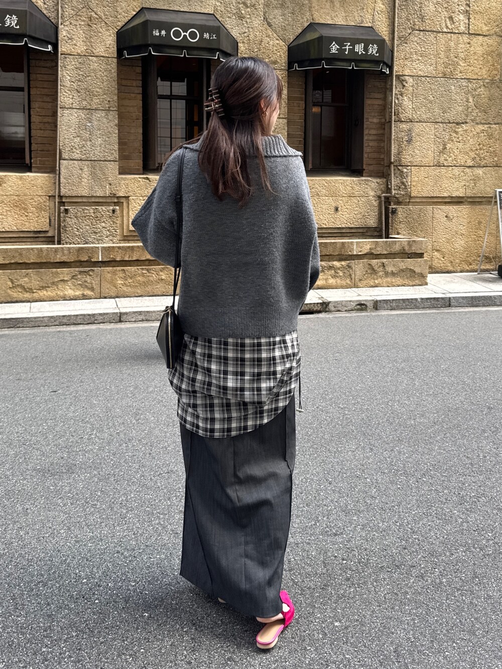 グレー系のカーディガン/ボレロ、グレー系のシャツ/ブラウス、ブラック系のスカートを着用したレディースの秋コーディネートの4枚目の写真