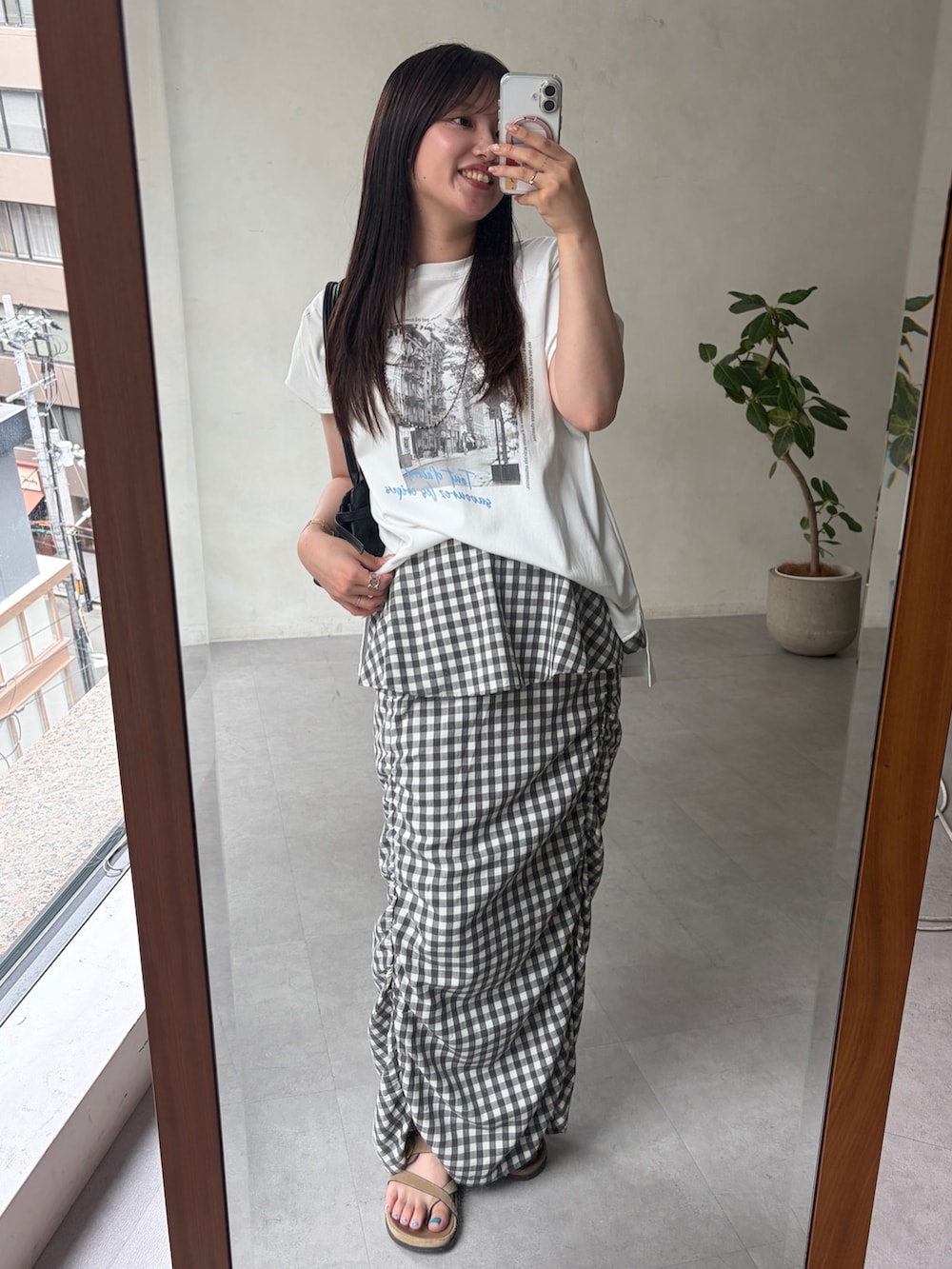 ホワイト系のTシャツ/カットソー、グレー系のスカートを着用したレディースの夏コーディネートの3枚目の写真