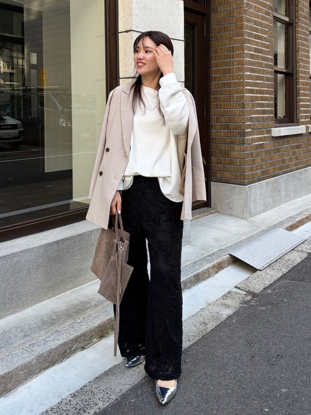 ホワイト系のTシャツ/カットソー、ベージュ系のテーラードジャケット、ブラック系のその他パンツを着用したレディースの冬コーディネートの2枚目の写真