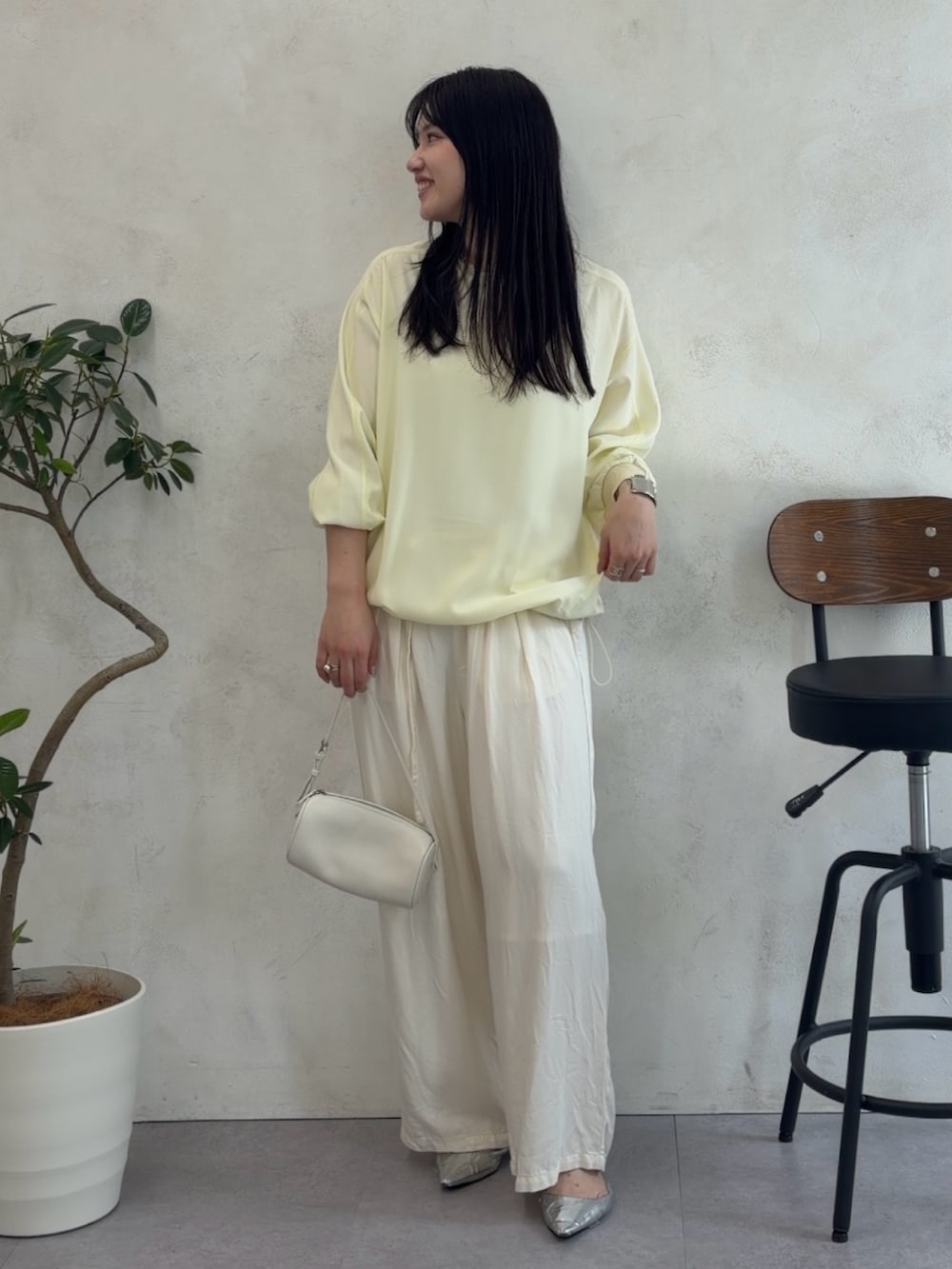 イエロー系のシャツ/ブラウス、ホワイト系のその他パンツ、シルバー系のネックレスを着用したレディースの春コーディネートの5枚目の写真