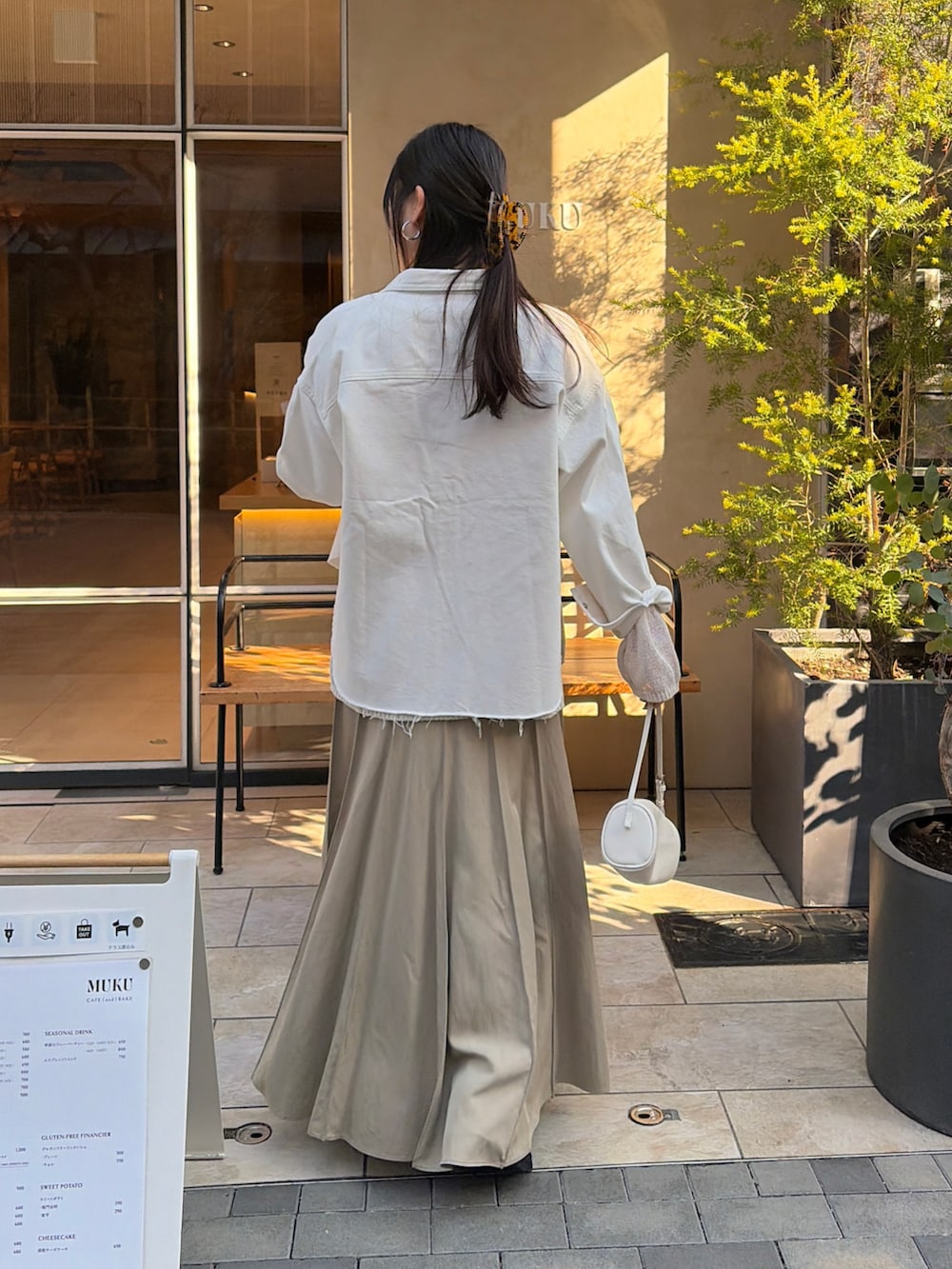 ホワイト系のニット/セーター、ベージュ系のスカートを着用したレディースの冬コーディネートの4枚目の写真