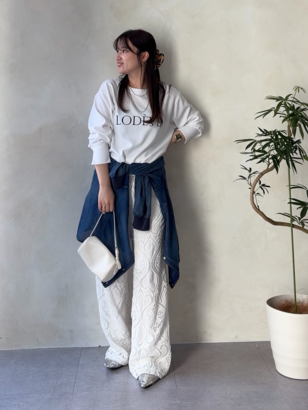 ホワイト系のシャツ/ブラウス、ブルー系のシャツ/ブラウス、ホワイト系のその他パンツを着用したレディースの春コーディネートの2枚目の写真