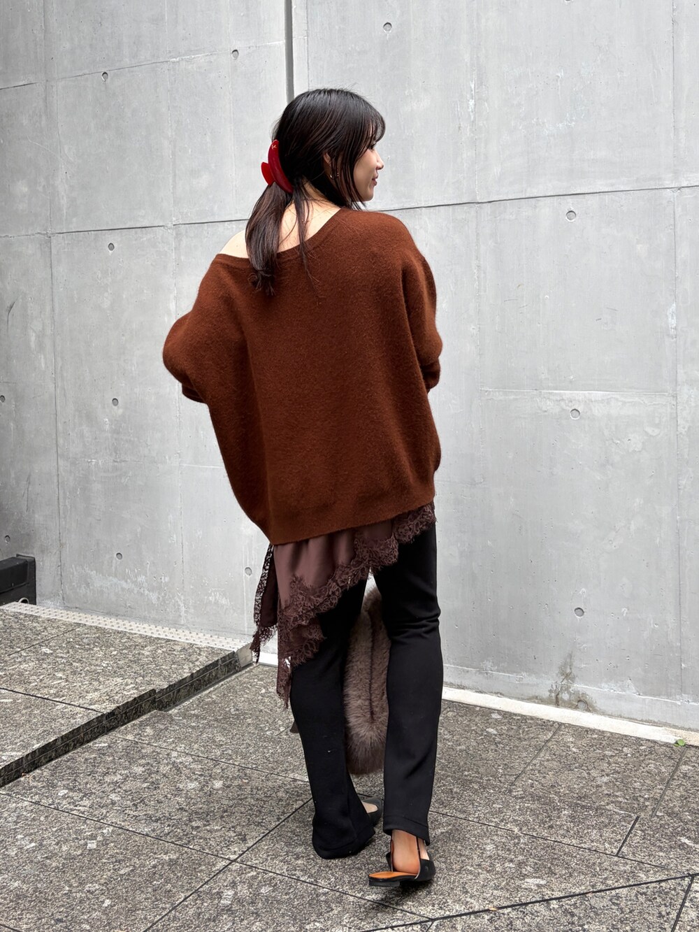 ブラウン系のニット/セーター、ブラウン系のキャミソール、ブラック系のその他パンツを着用したレディースの秋コーディネートの4枚目の写真