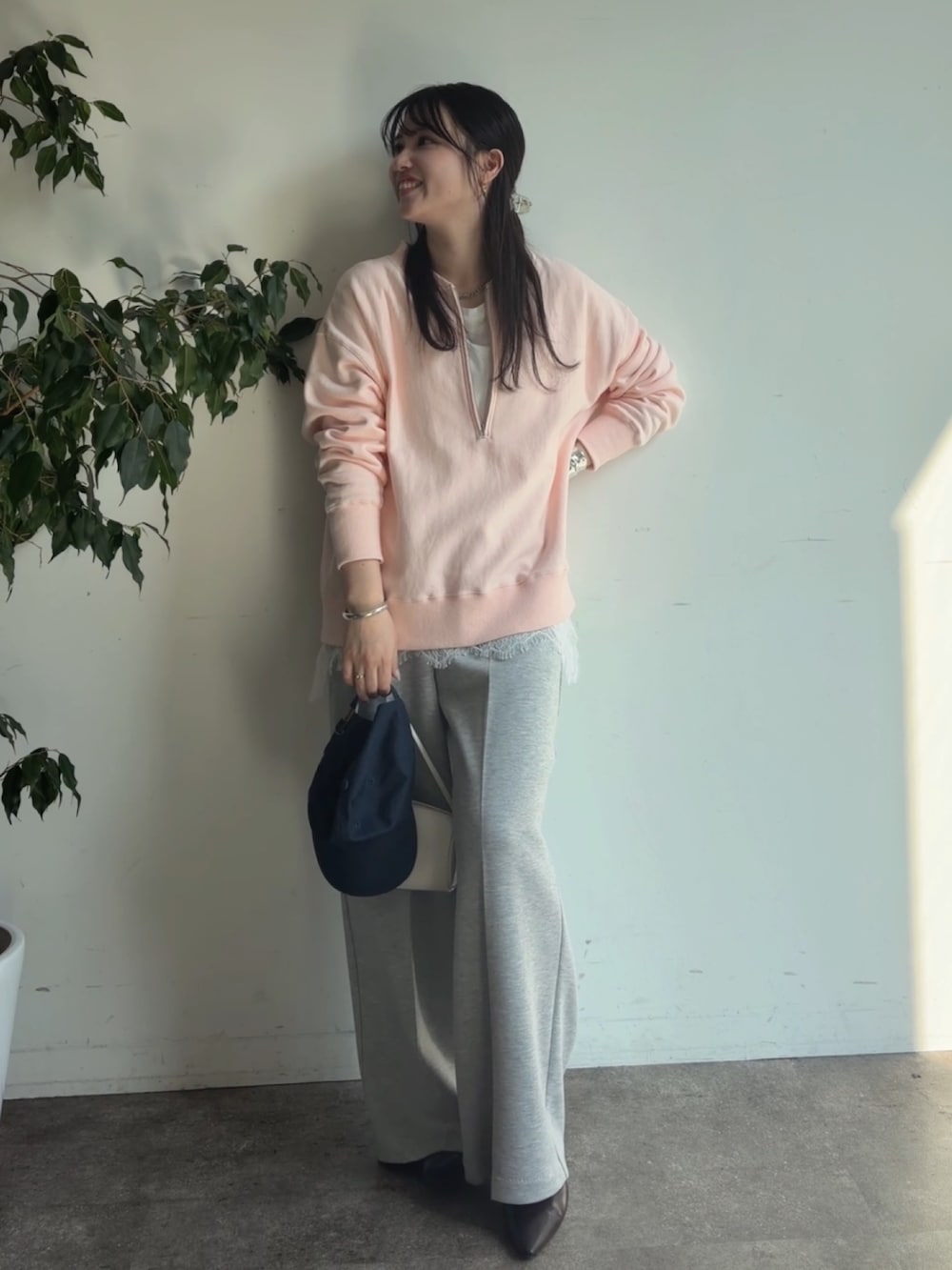 ホワイト系のTシャツ/カットソー、グレー系のその他パンツを着用したレディースの冬コーディネートの2枚目の写真