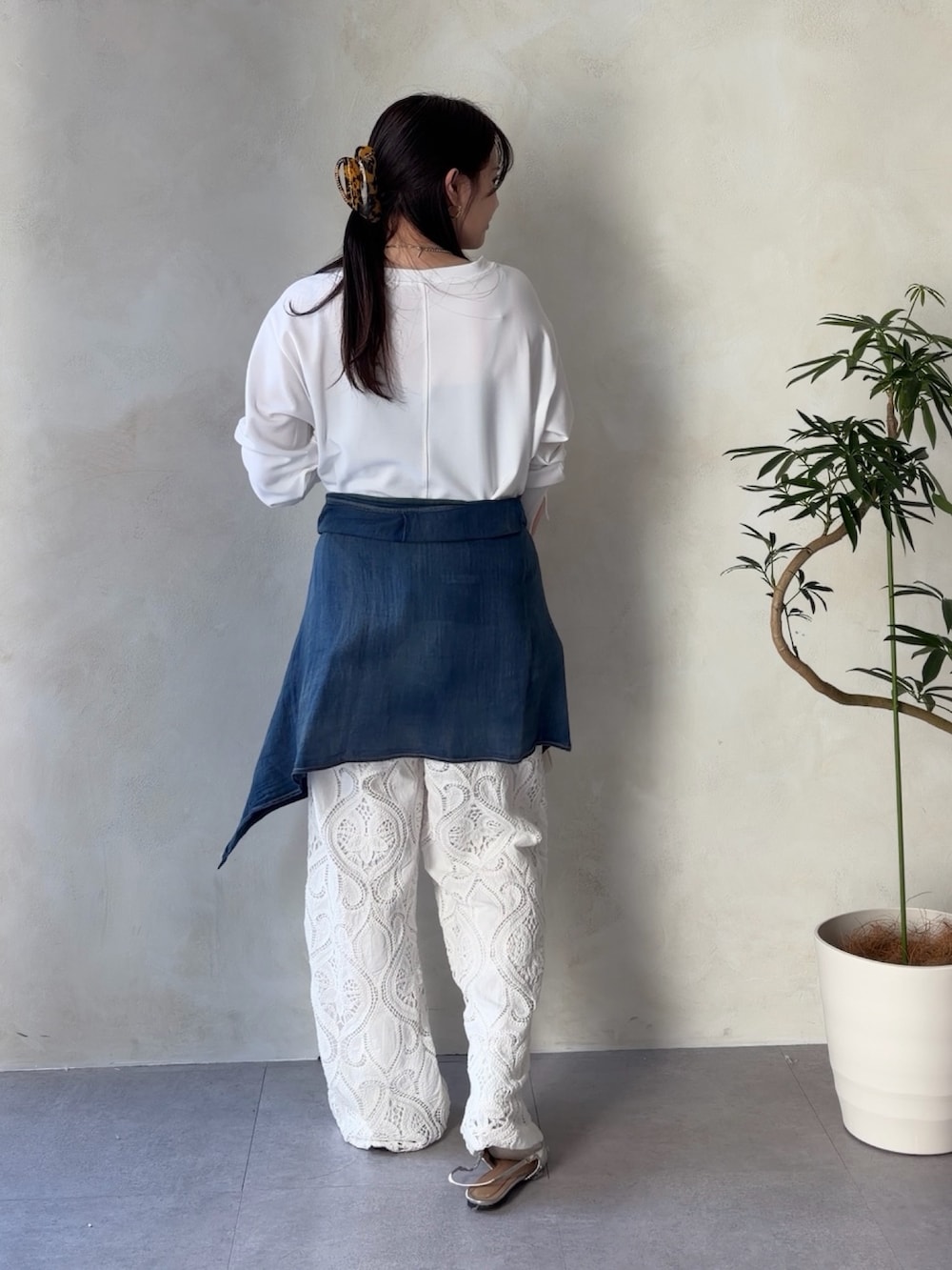 ホワイト系のシャツ/ブラウス、ブルー系のシャツ/ブラウス、ホワイト系のその他パンツを着用したレディースの春コーディネートの5枚目の写真