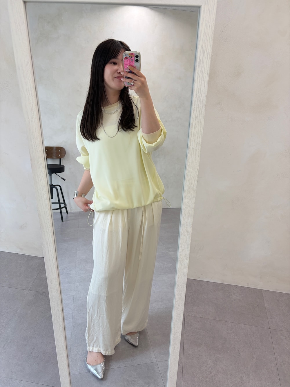 イエロー系のシャツ/ブラウス、ホワイト系のその他パンツ、シルバー系のネックレスを着用したレディースの春コーディネートの4枚目の写真