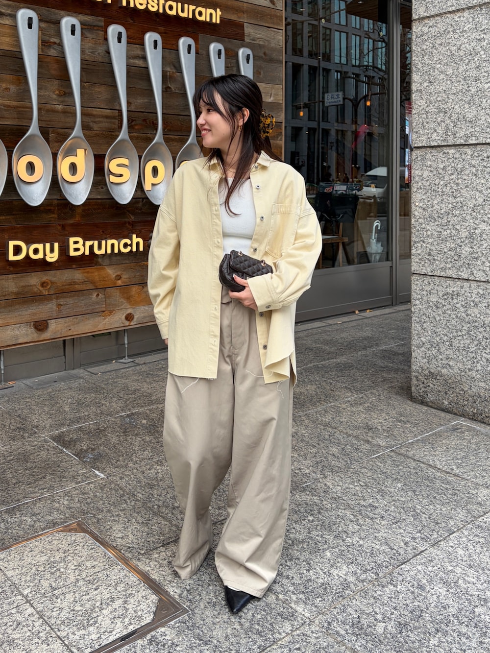 イエロー系のシャツ/ブラウス、ベージュ系のニット/セーター、ベージュ系のその他パンツを着用したレディースの冬コーディネートの3枚目の写真