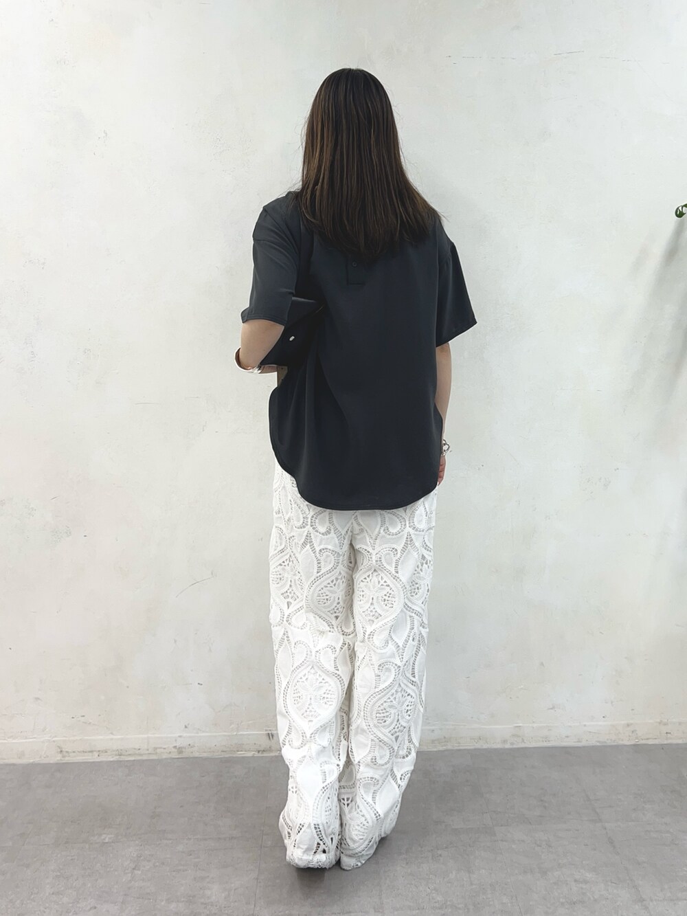 ホワイト系のその他パンツ、グレー系のシャツ/ブラウス、シルバー系のブレスレットを着用したレディースの夏コーディネートの4枚目の写真