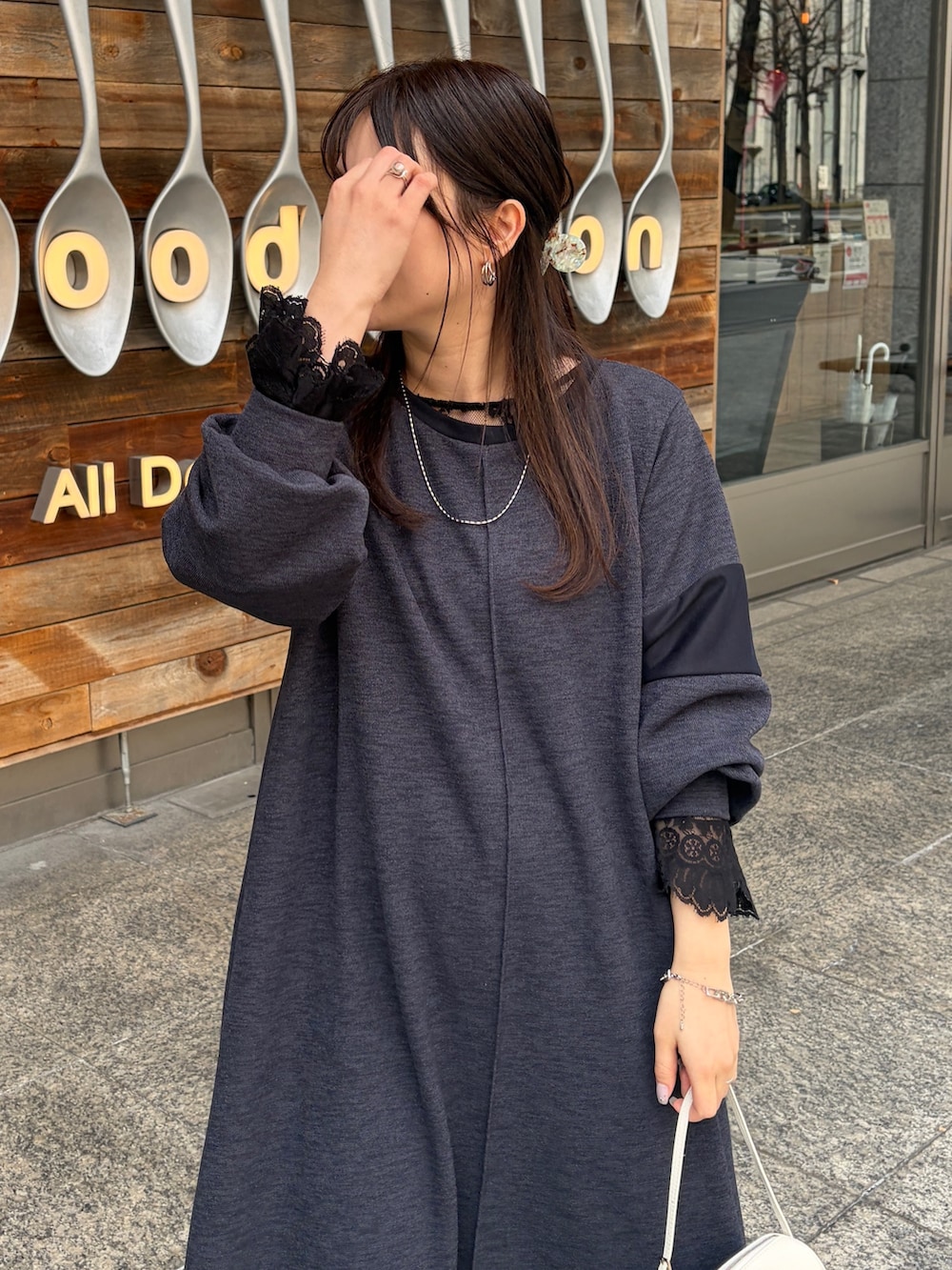 ブルー系のワンピース、ブラック系のシャツ/ブラウスを着用したレディースの冬コーディネートの3枚目の写真