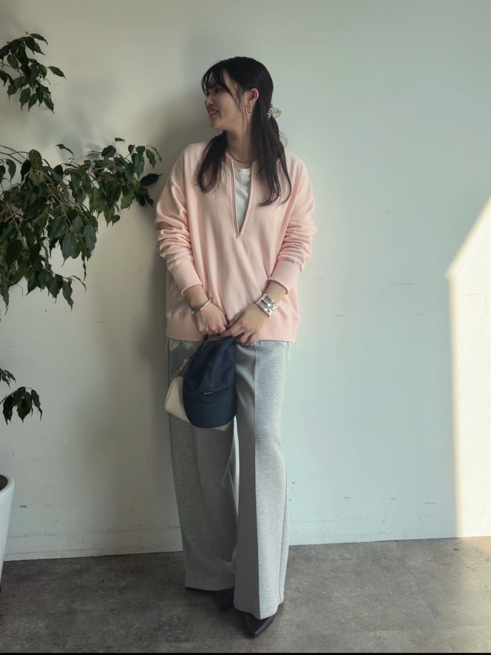 ホワイト系のTシャツ/カットソー、グレー系のその他パンツを着用したレディースの冬コーディネートの4枚目の写真