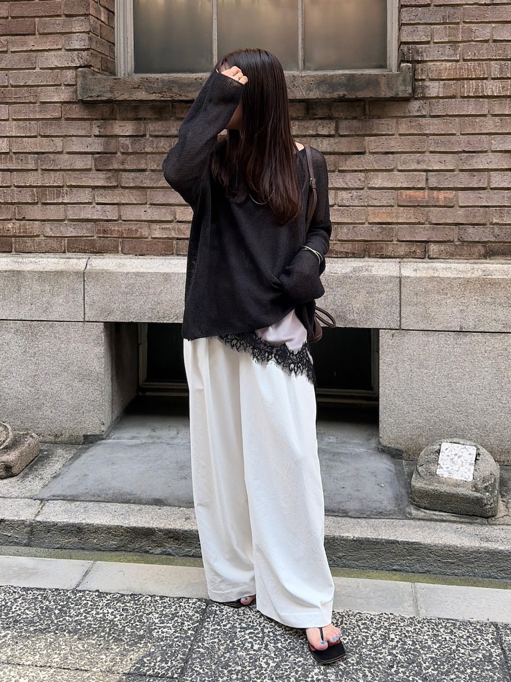 グレー系のシャツ/ブラウス、ブラック系のニット/セーター、ホワイト系のその他パンツを着用したレディースの夏コーディネートの3枚目の写真