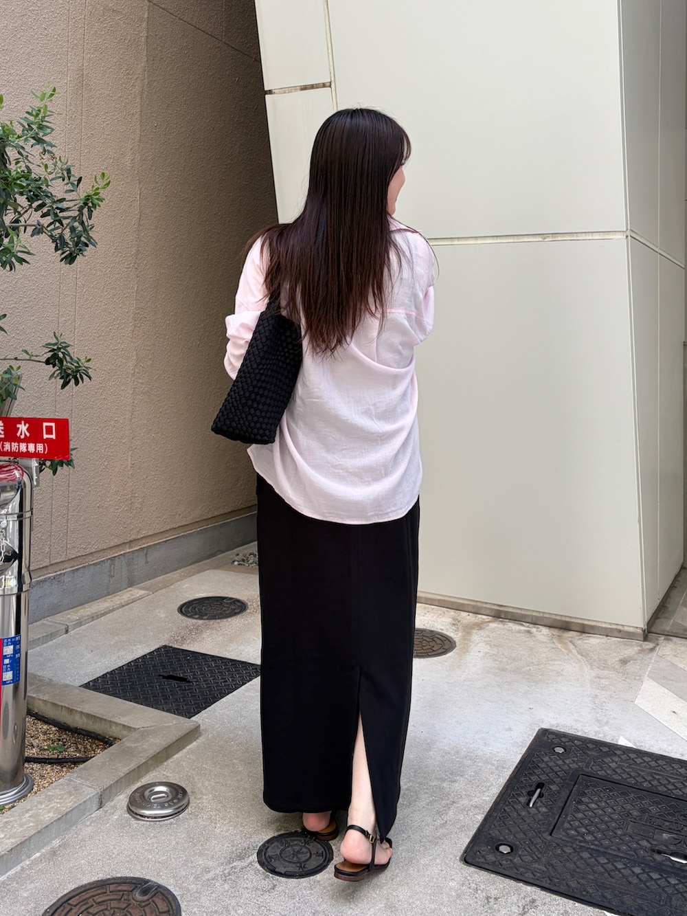ブラック系のワンピース、ピンク系のシャツ/ブラウス、グレー系のタンクトップを着用したレディースの夏コーディネートの4枚目の写真