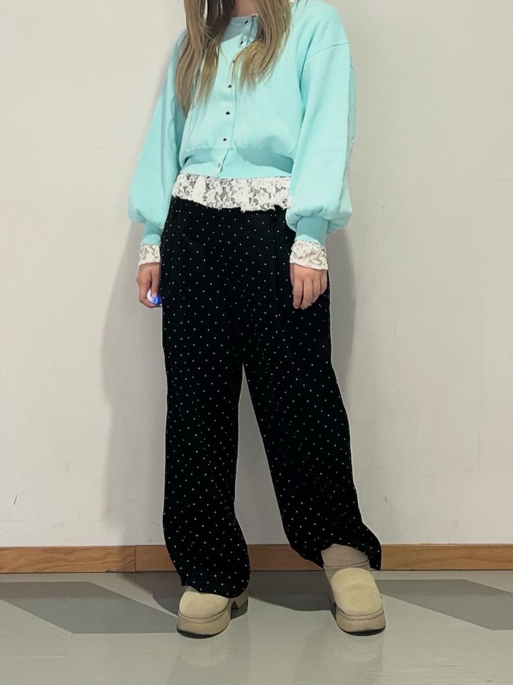 ブルー系のカーディガン/ボレロ、ブラック系のスラックス、ホワイト系のTシャツ/カットソーを着用したレディースの春コーディネートの4枚目の写真