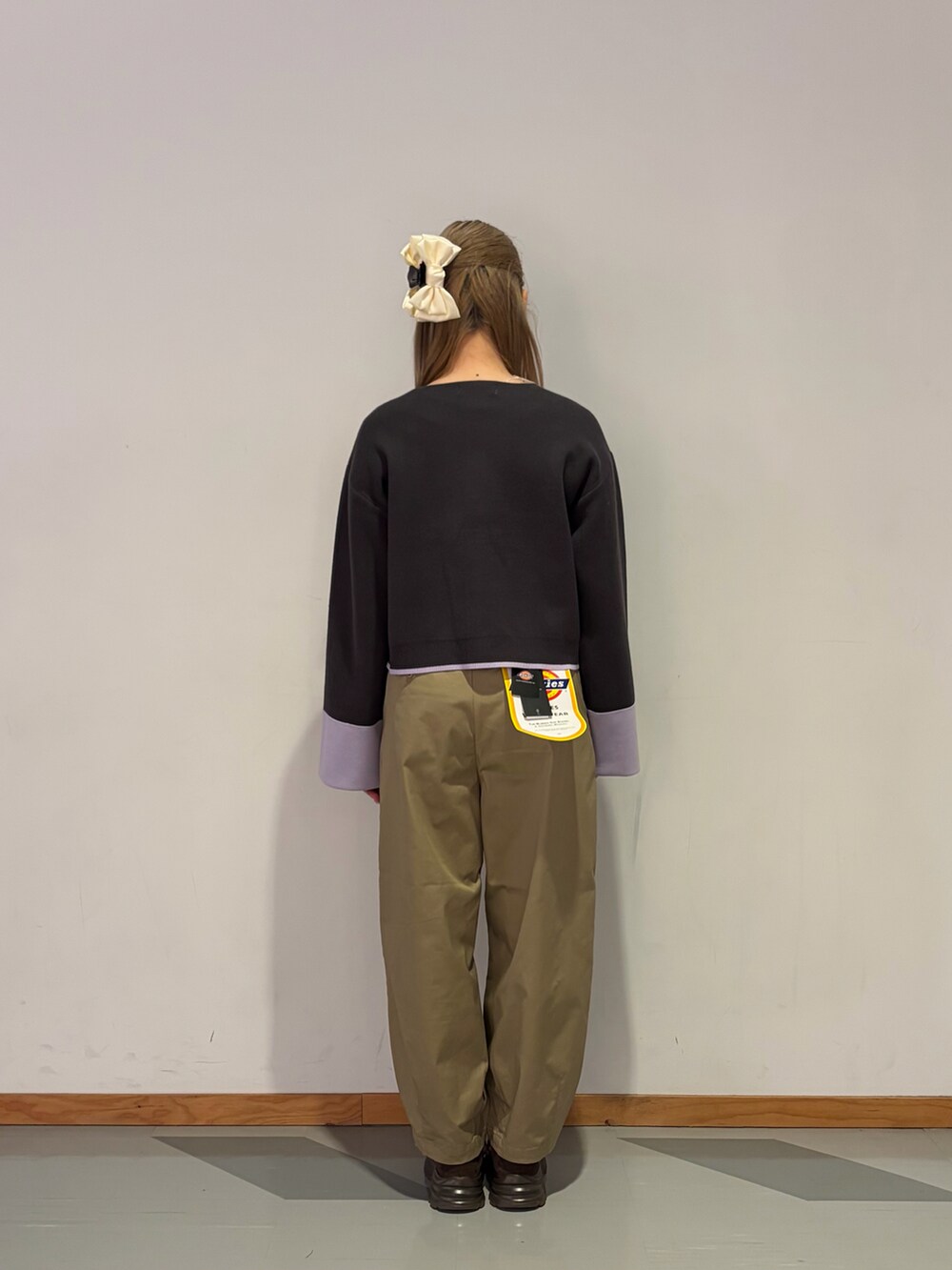グレー系のカーディガン/ボレロ、ホワイト系のTシャツ/カットソー、ベージュ系のパンツを着用したレディースの春コーディネートの3枚目の写真