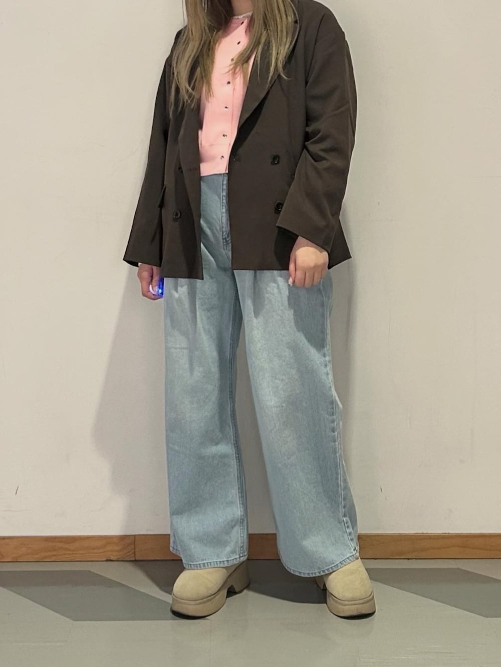 ピンク系のカーディガン/ボレロ、ブラウン系のテーラードジャケット、ブルー系のデニムパンツを着用したレディースの春コーディネートの4枚目の写真