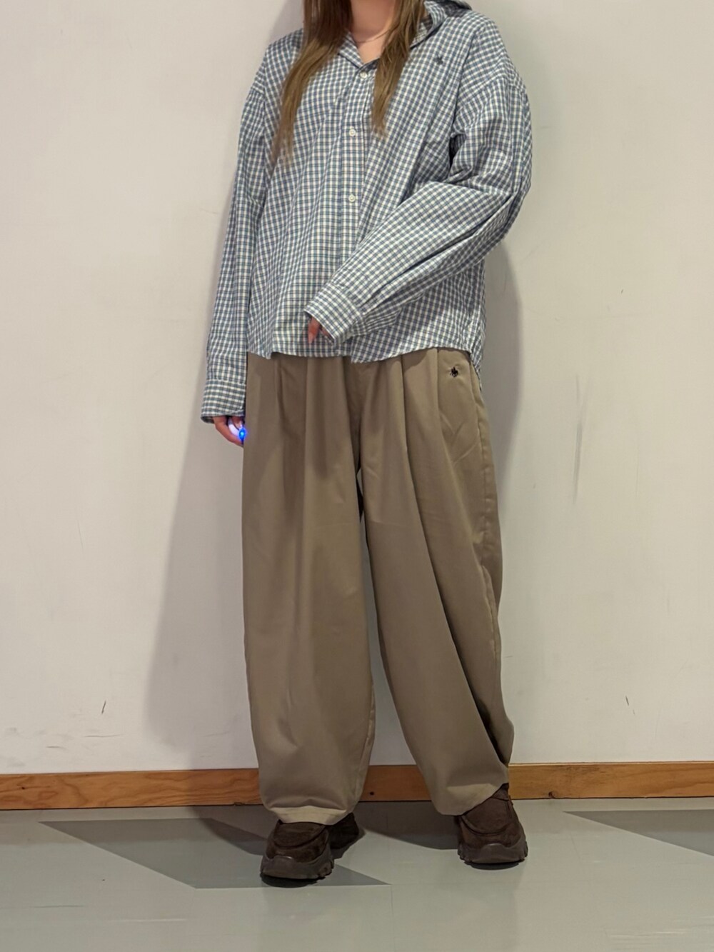 ブルー系のシャツ/ブラウス、ベージュ系のスラックスを着用したレディースの春コーディネートの4枚目の写真