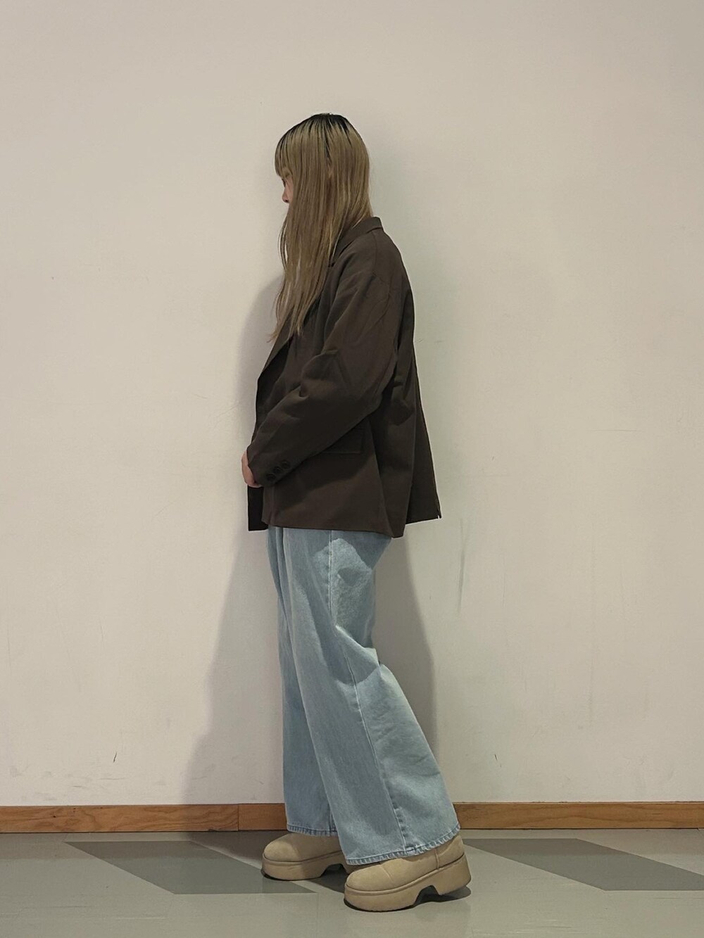 ピンク系のカーディガン/ボレロ、ブラウン系のテーラードジャケット、ブルー系のデニムパンツを着用したレディースの春コーディネートの2枚目の写真