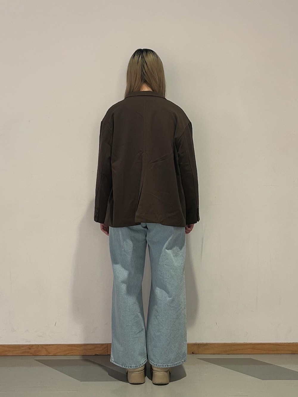 ピンク系のカーディガン/ボレロ、ブラウン系のテーラードジャケット、ブルー系のデニムパンツを着用したレディースの春コーディネートの3枚目の写真