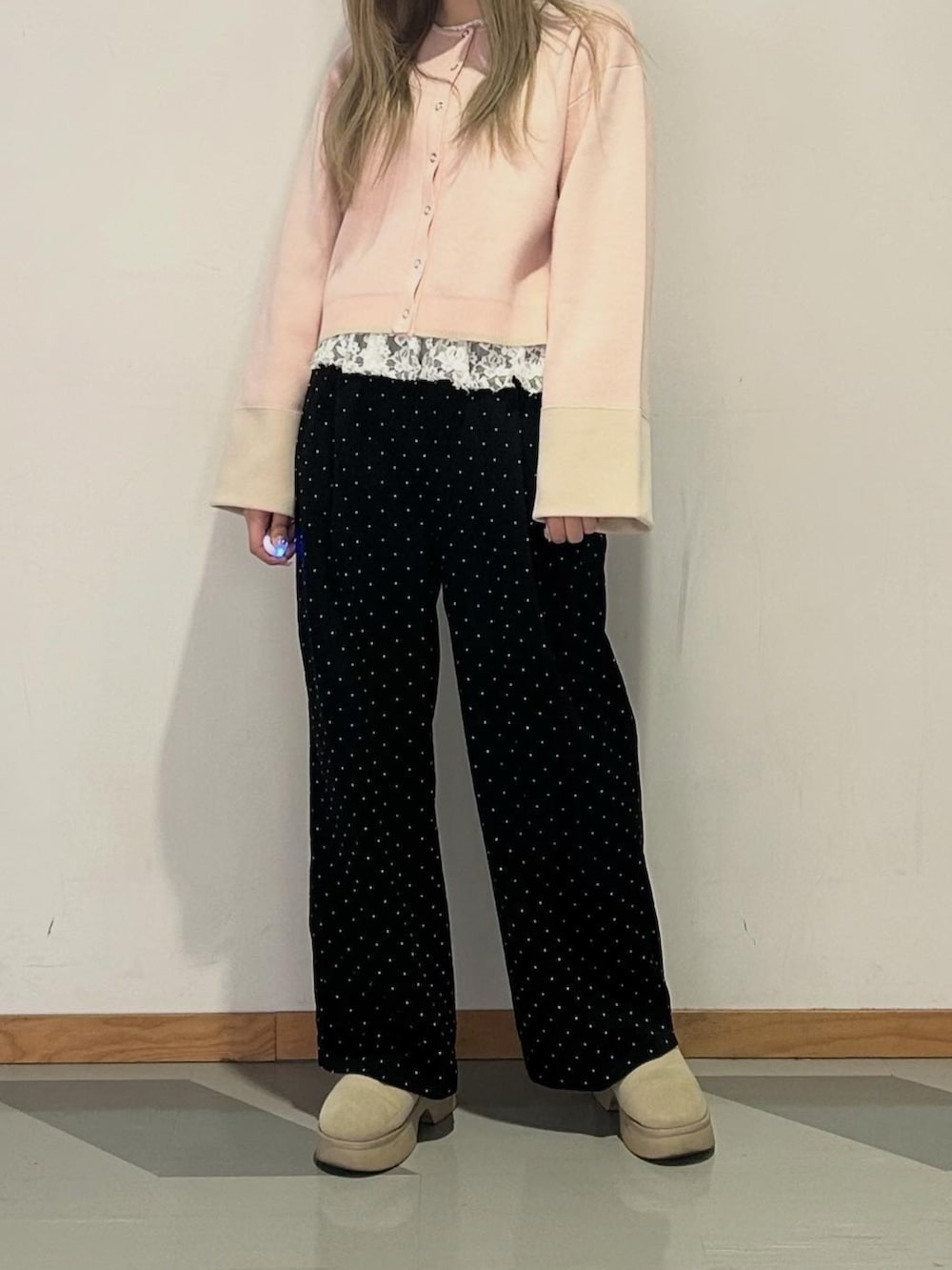 ブラック系のスラックス、ピンク系のカーディガン/ボレロ、ホワイト系のTシャツ/カットソーを着用したレディースの春コーディネートの4枚目の写真