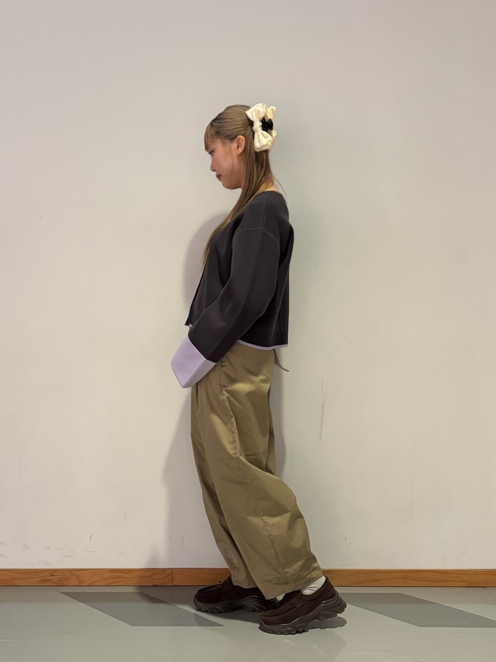 グレー系のカーディガン/ボレロ、ホワイト系のTシャツ/カットソー、ベージュ系のパンツを着用したレディースの春コーディネートの2枚目の写真