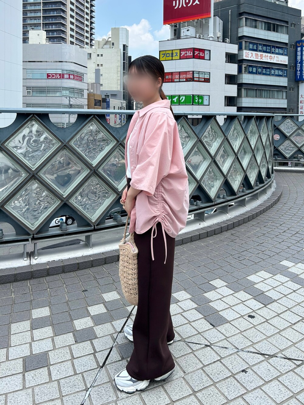 グレー系のスニーカー、ピンク系のシャツ/ブラウス、ブラウン系のスウェットパンツを着用したレディースの夏コーディネートの3枚目の写真