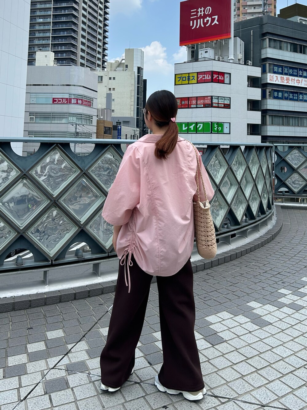 グレー系のスニーカー、ピンク系のシャツ/ブラウス、ブラウン系のスウェットパンツを着用したレディースの夏コーディネートの2枚目の写真