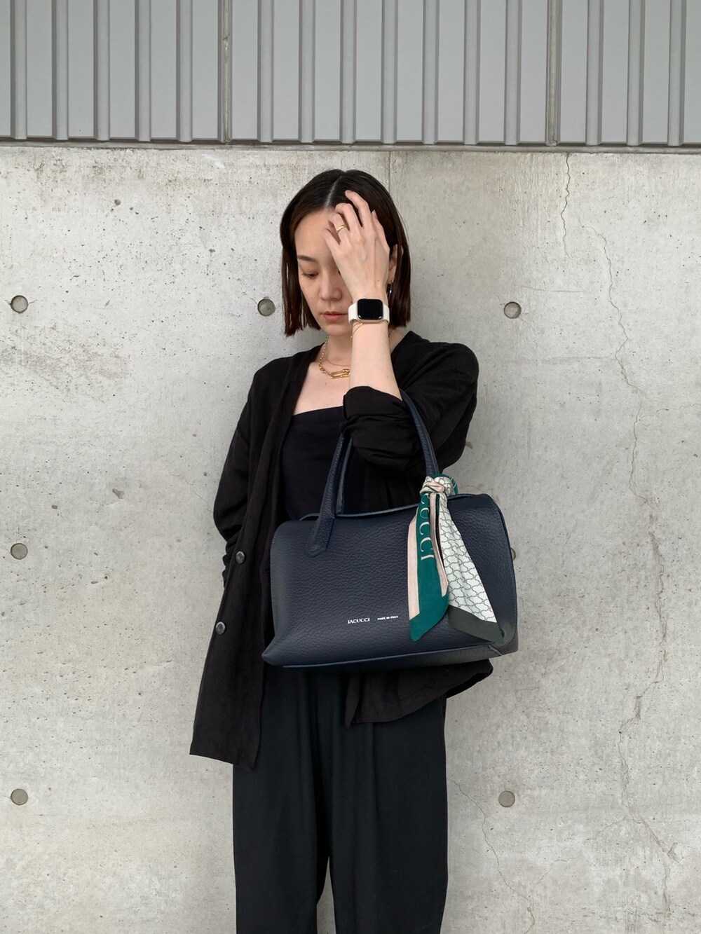 ブルー系のトートバッグ、ホワイト系のバンダナ/スカーフを着用したレディースの夏コーディネートの2枚目の写真