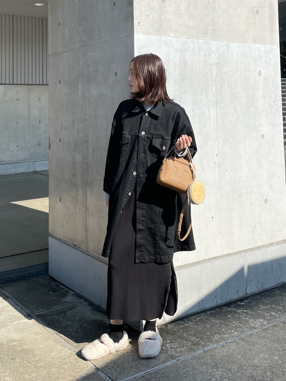 イエロー系のトートバッグ、ホワイト系のその他小物を着用したレディースの冬コーディネートの3枚目の写真