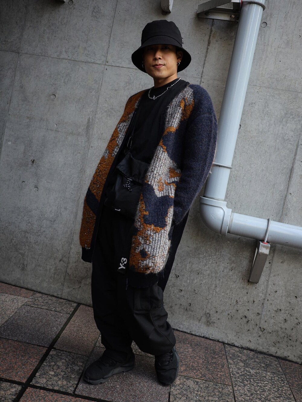 その他のニット/セーター、ブラック系のTシャツ/カットソー、ブラック系のTシャツ/カットソーを着用したメンズの冬コーディネートの2枚目の写真