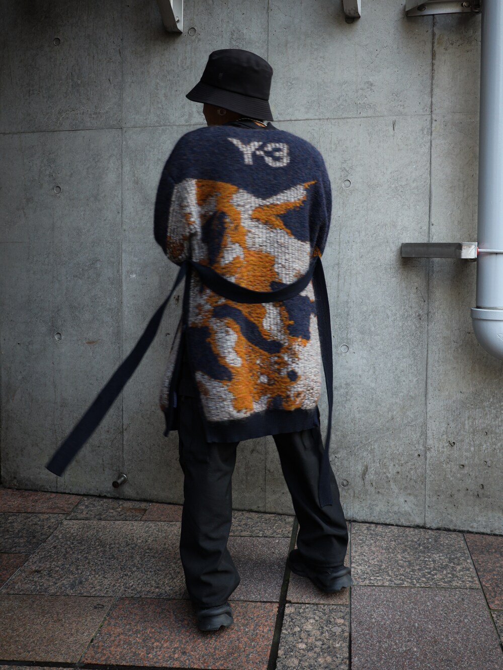 その他のニット/セーター、ブラック系のTシャツ/カットソー、ブラック系のTシャツ/カットソーを着用したメンズの冬コーディネートの4枚目の写真