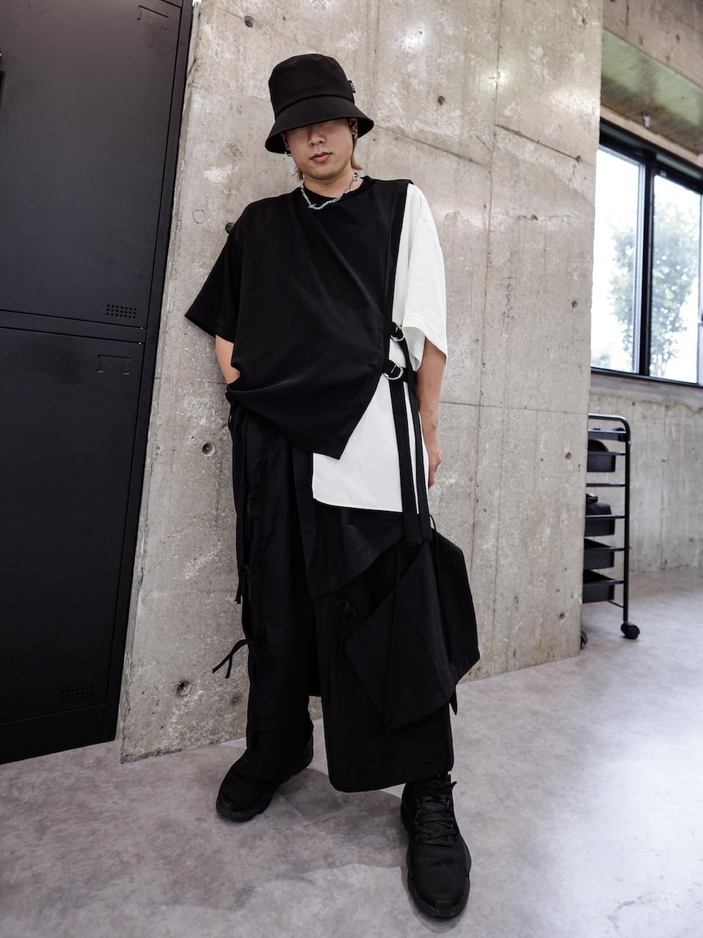 ブラック系のTシャツ/カットソー、ブラック系のその他パンツ、ブラック系のスニーカーを着用したメンズの夏コーディネートの5枚目の写真