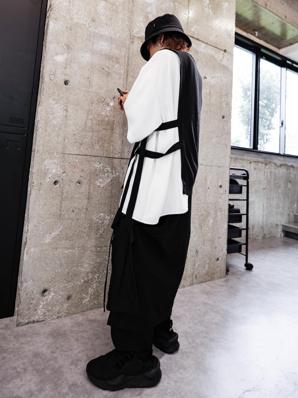 ブラック系のTシャツ/カットソー、ブラック系のその他パンツ、ブラック系のスニーカーを着用したメンズの夏コーディネートの3枚目の写真