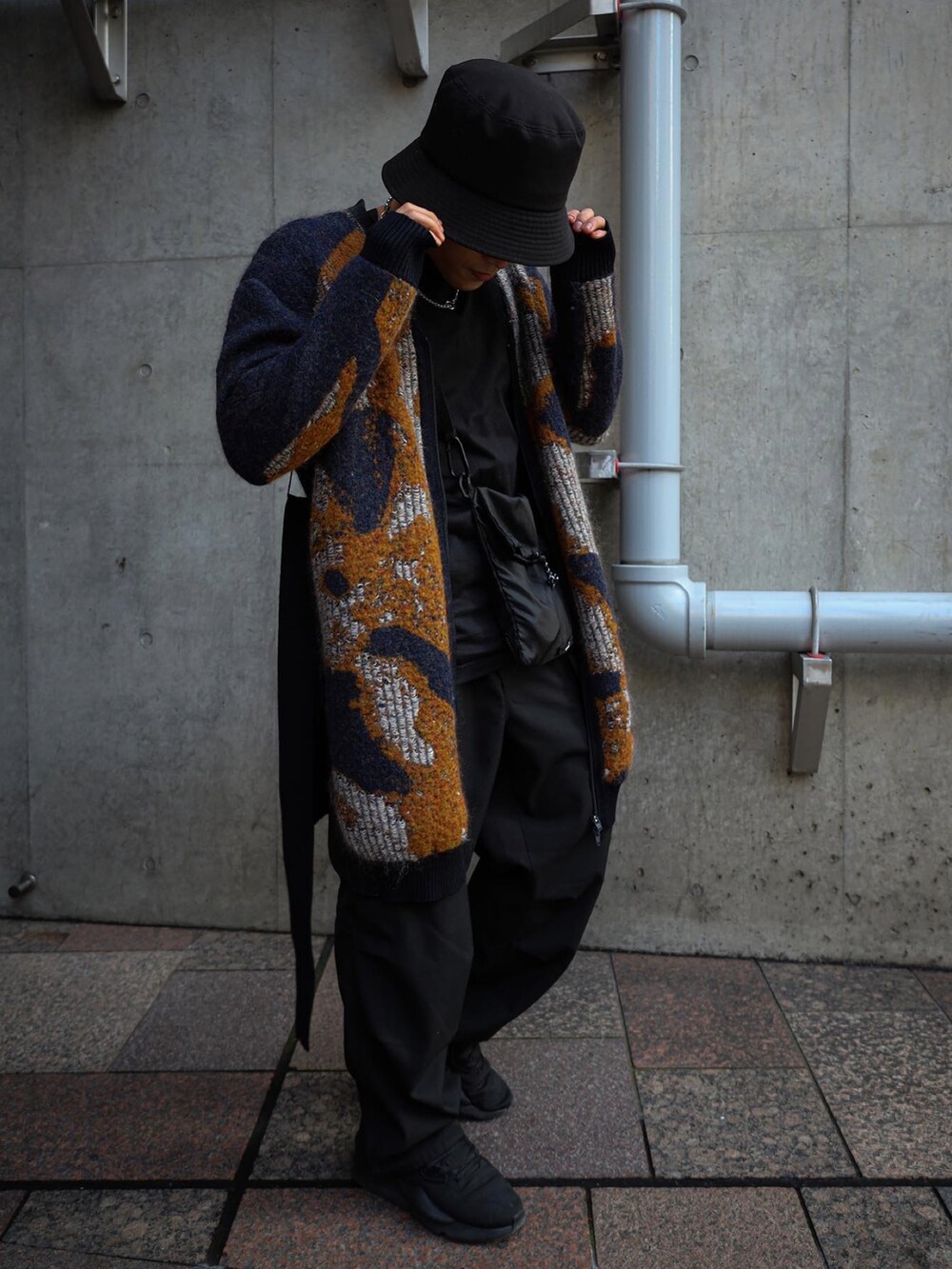 その他のニット/セーター、ブラック系のTシャツ/カットソー、ブラック系のTシャツ/カットソーを着用したメンズの冬コーディネートの3枚目の写真