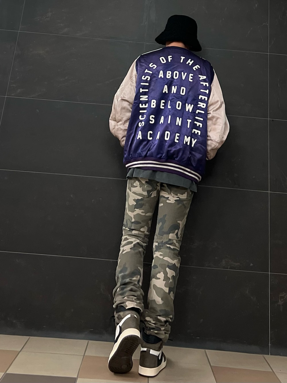 パープル系のスカジャン、グレー系のTシャツ/カットソー、グリーン系のその他パンツを着用したメンズの夏コーディネートの2枚目の写真