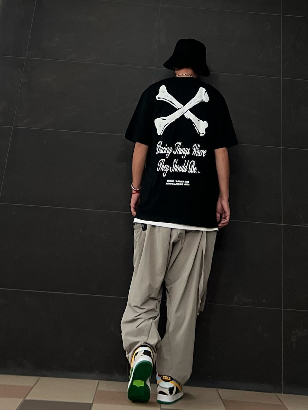 ブラック系のTシャツ/カットソー、ホワイト系のタンクトップ、ベージュ系のカーゴパンツを着用したメンズの秋コーディネートの3枚目の写真