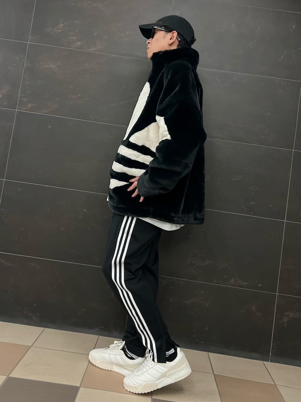 ブラック系のブルゾン、ブラック系のスウェットパンツ、ホワイト系のスニーカーを着用したメンズの秋コーディネートの3枚目の写真