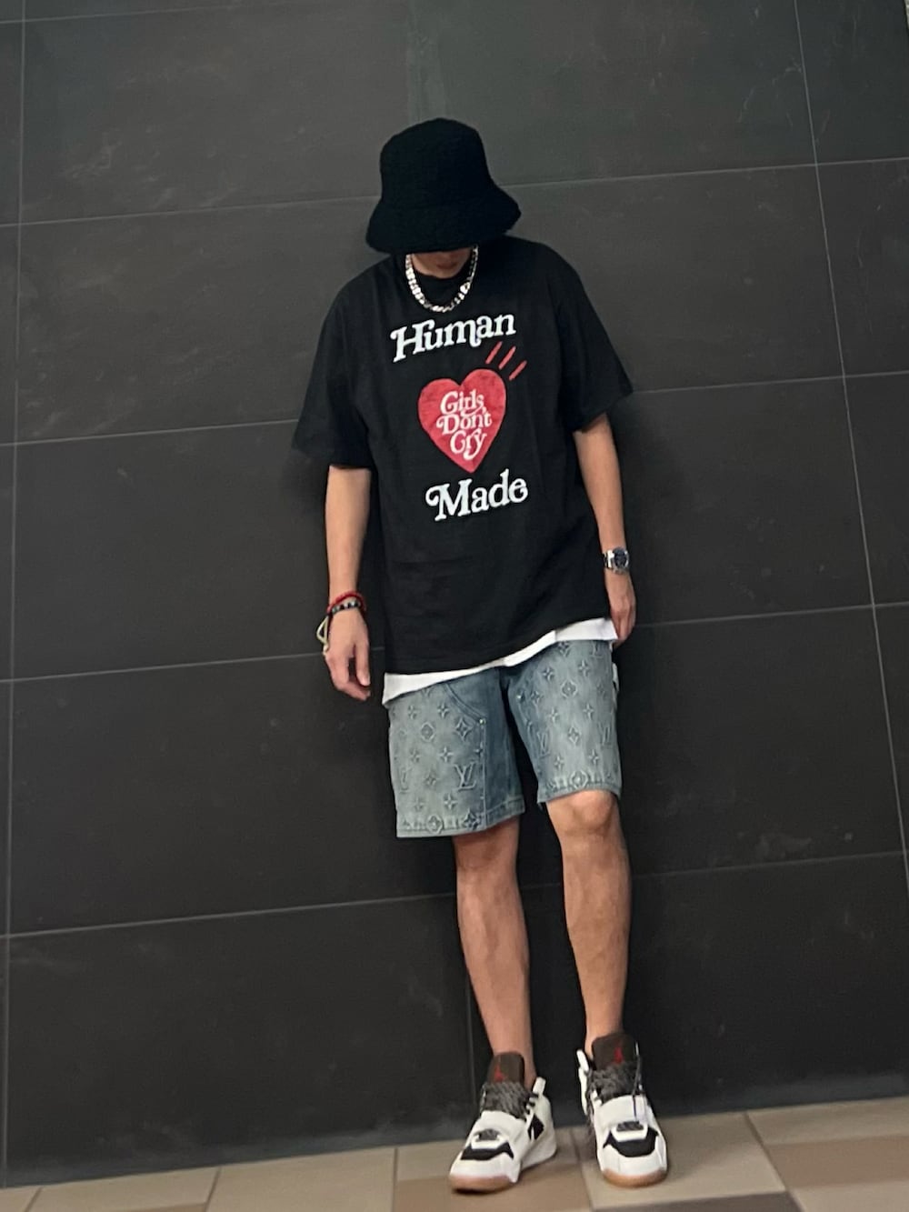 ブラック系のTシャツ/カットソー、ホワイト系のタンクトップ、ブルー系のデニムパンツを着用したメンズの夏コーディネートの2枚目の写真