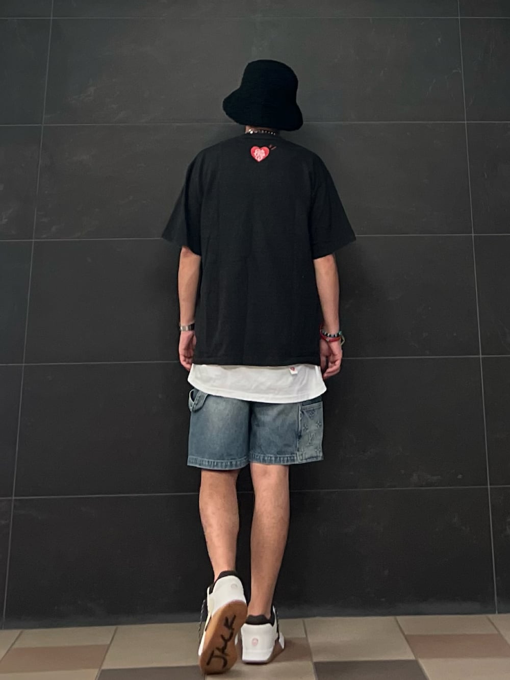 ブラック系のTシャツ/カットソー、ホワイト系のタンクトップ、ブルー系のデニムパンツを着用したメンズの夏コーディネートの3枚目の写真