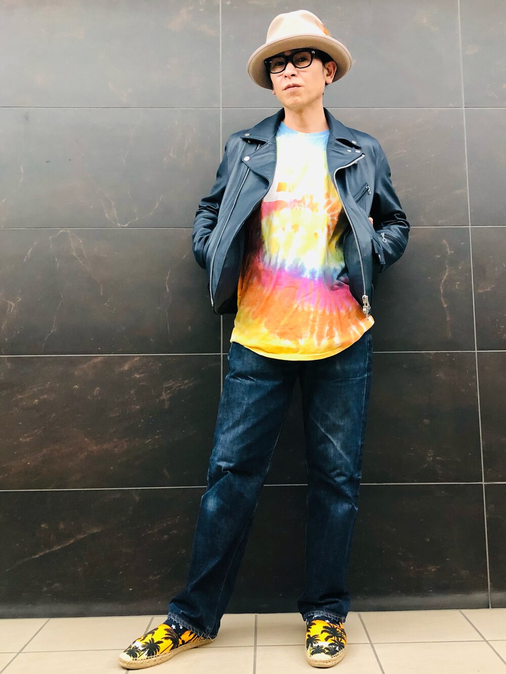 ブルー系のデニムパンツ、ブルー系のデニムパンツ、その他のスリッポンを着用したメンズの春コーディネートの3枚目の写真