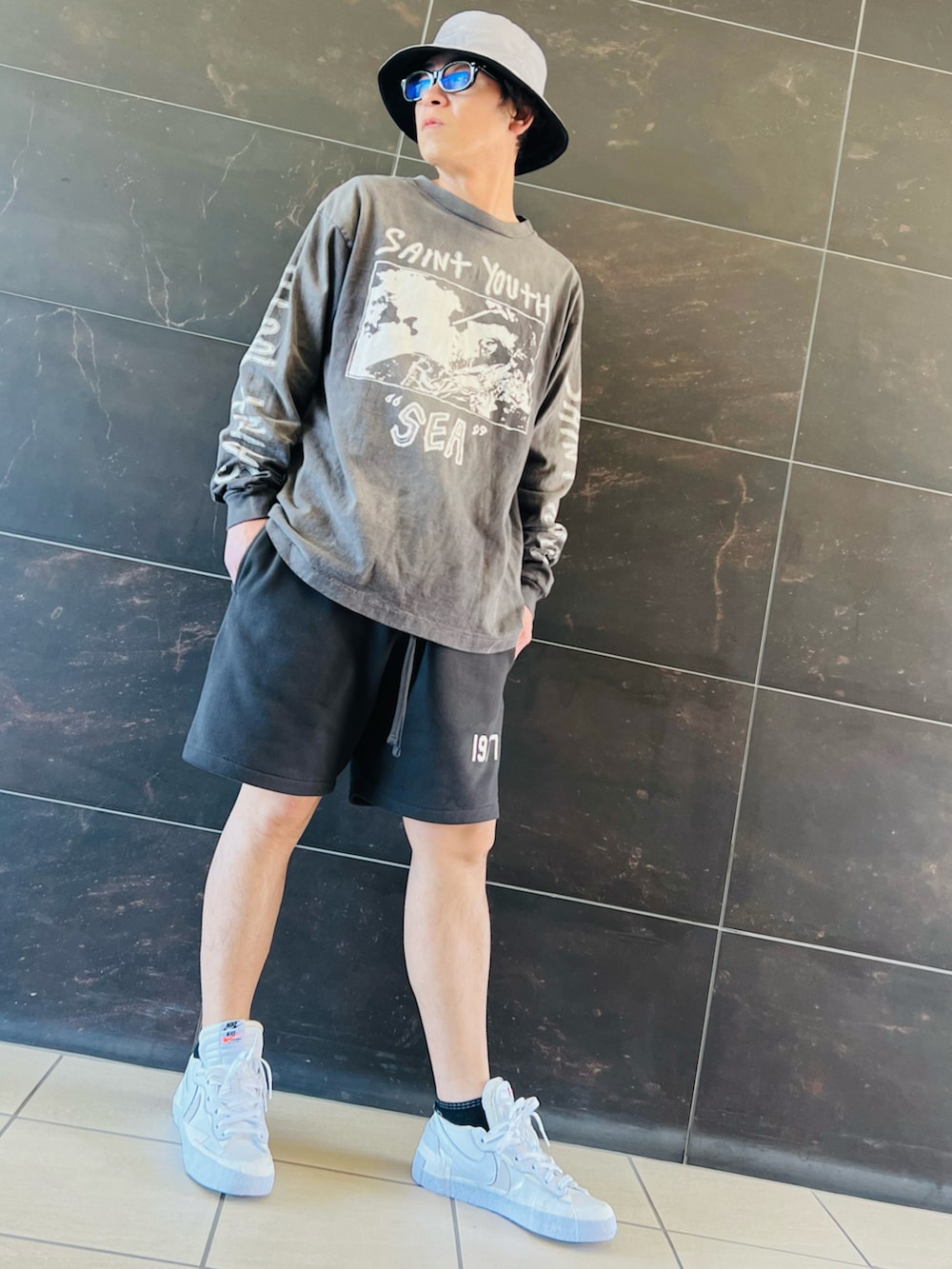 グレー系のTシャツ/カットソー、グレー系のTシャツ/カットソー、ブラック系のスウェットパンツを着用したメンズの春コーディネートの2枚目の写真
