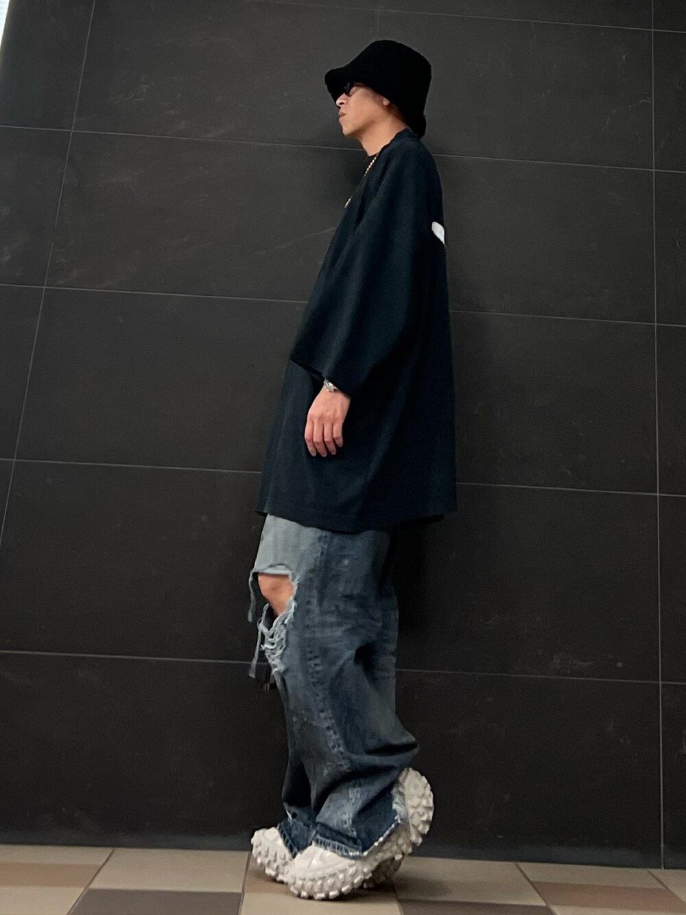 ブラック系のTシャツ/カットソー、ブラック系のTシャツ/カットソー、ブルー系のデニムパンツを着用したメンズの秋コーディネートの3枚目の写真