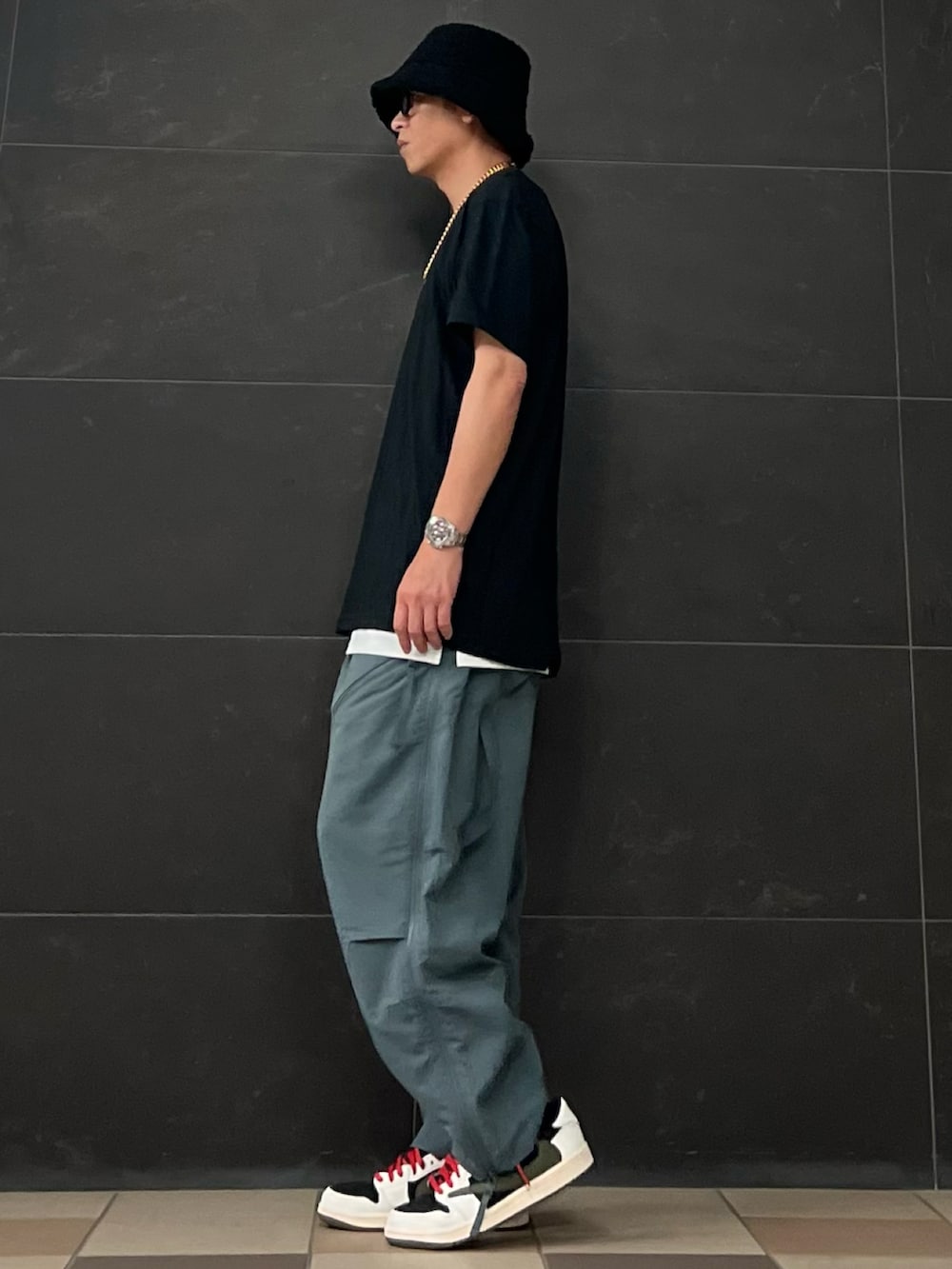 グレー系のその他パンツ、ブラック系のTシャツ/カットソー、ブラック系のTシャツ/カットソーを着用したメンズの秋コーディネートの3枚目の写真