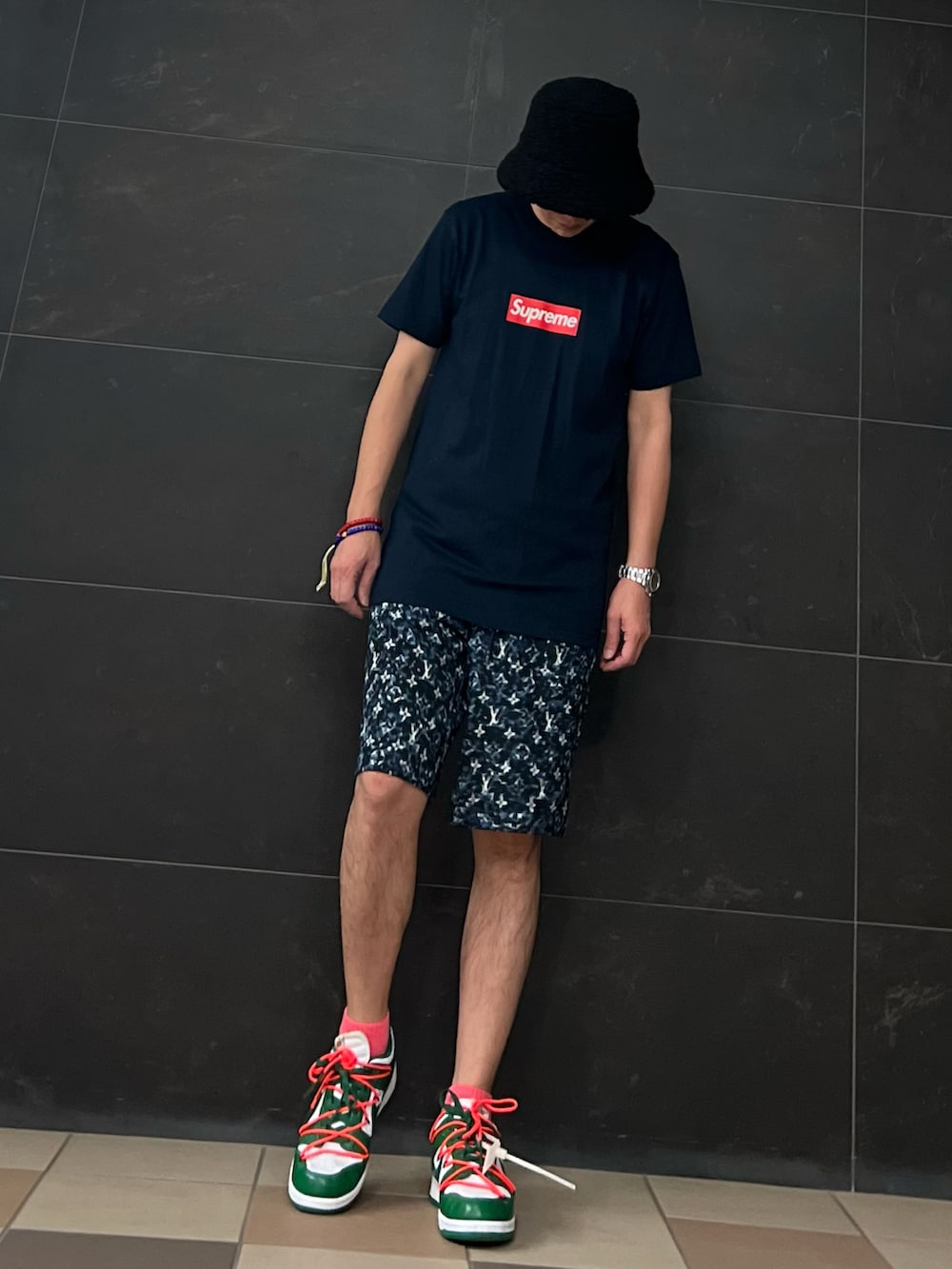 ブルー系のTシャツ/カットソー、ブルー系のスウェットパンツ、グリーン系のスニーカーを着用したメンズの夏コーディネートの2枚目の写真