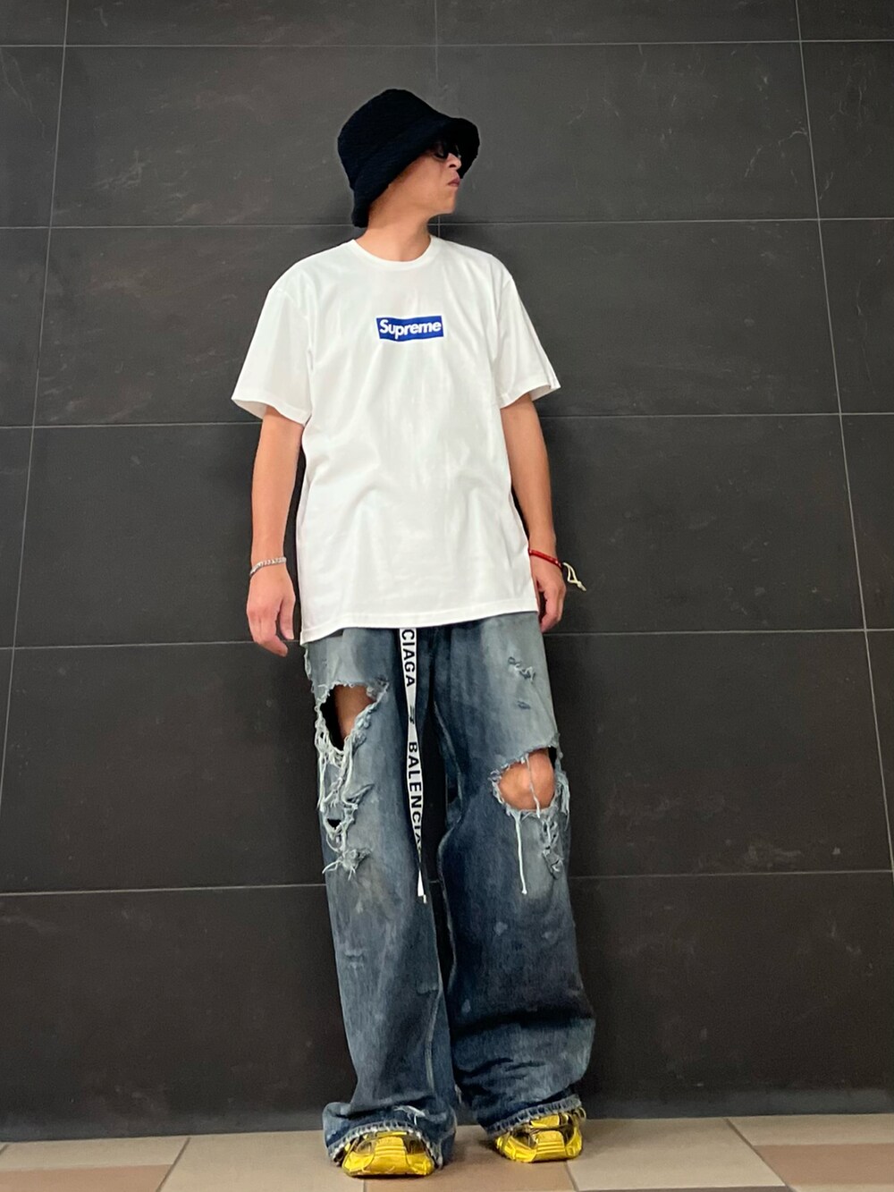 ホワイト系のTシャツ/カットソー、ブルー系のデニムパンツ、イエロー系のスニーカーを着用したメンズの秋コーディネートの2枚目の写真