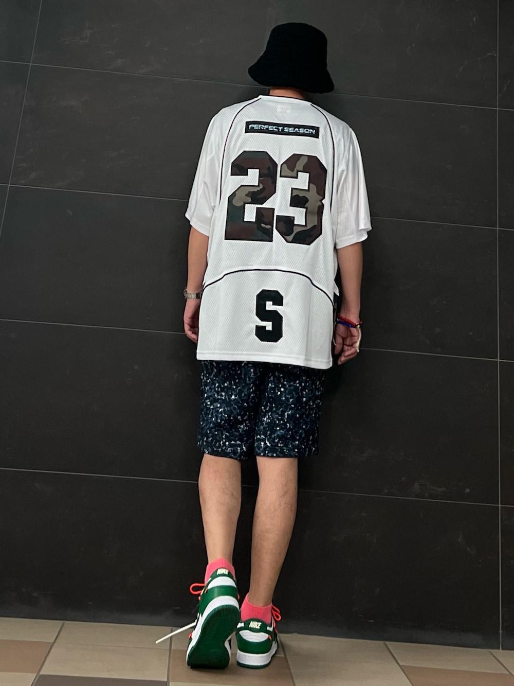 ホワイト系のジャージ、ブルー系のスウェットパンツ、グリーン系のスニーカーを着用したメンズの夏コーディネートの2枚目の写真