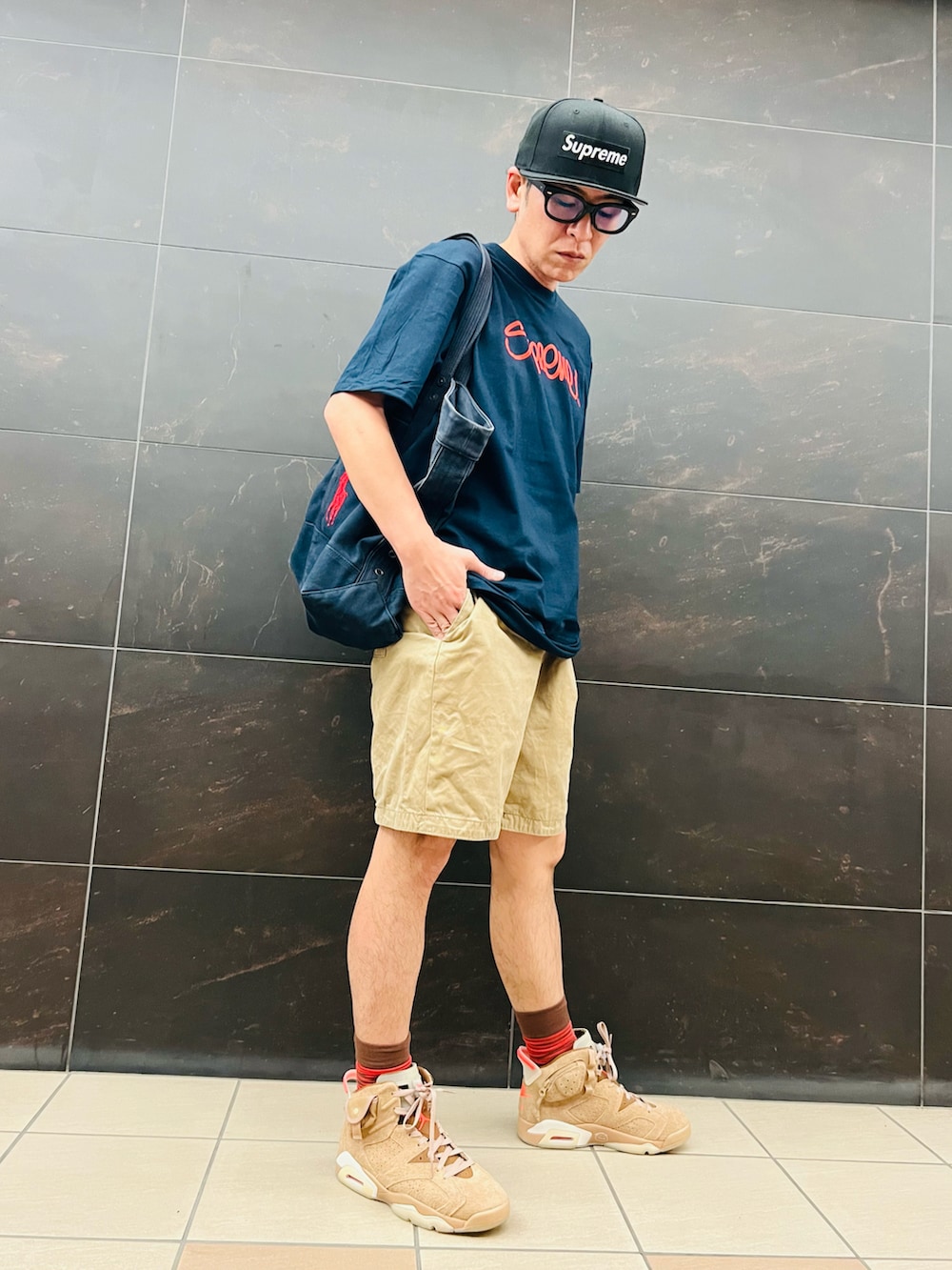 ブルー系のTシャツ/カットソー、ブルー系のトートバッグ、ベージュ系のその他パンツを着用したメンズの夏コーディネートの4枚目の写真