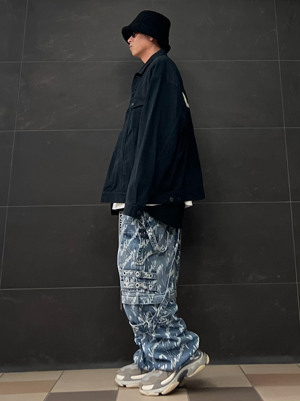 ホワイト系のTシャツ/カットソー、ブラック系のタンクトップ、ブルー系のデニムパンツを着用したメンズの冬コーディネートの5枚目の写真