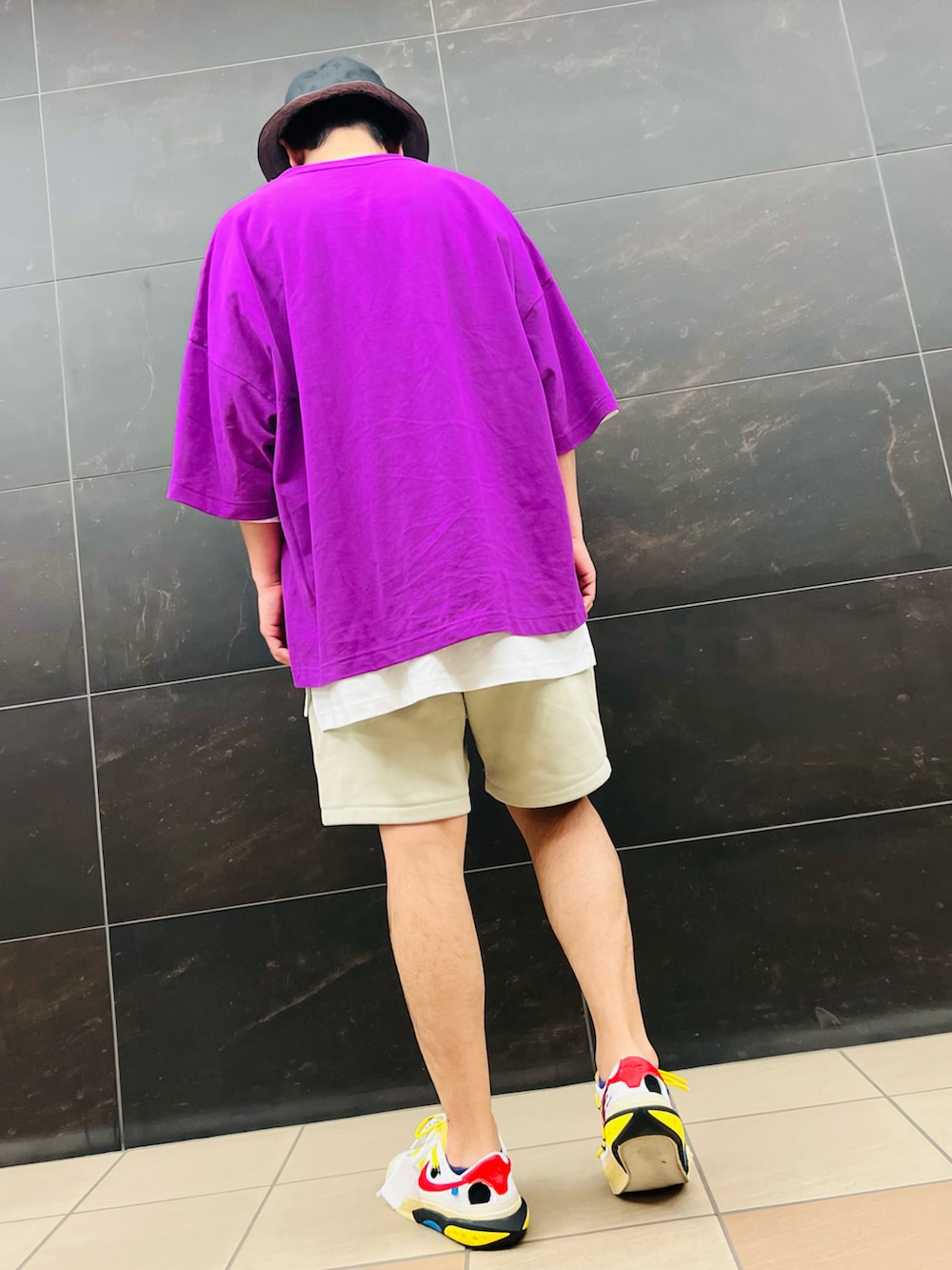 ホワイト系のスニーカー、ベージュ系のスウェットパンツ、パープル系のTシャツ/カットソーを着用したメンズの春コーディネートの3枚目の写真
