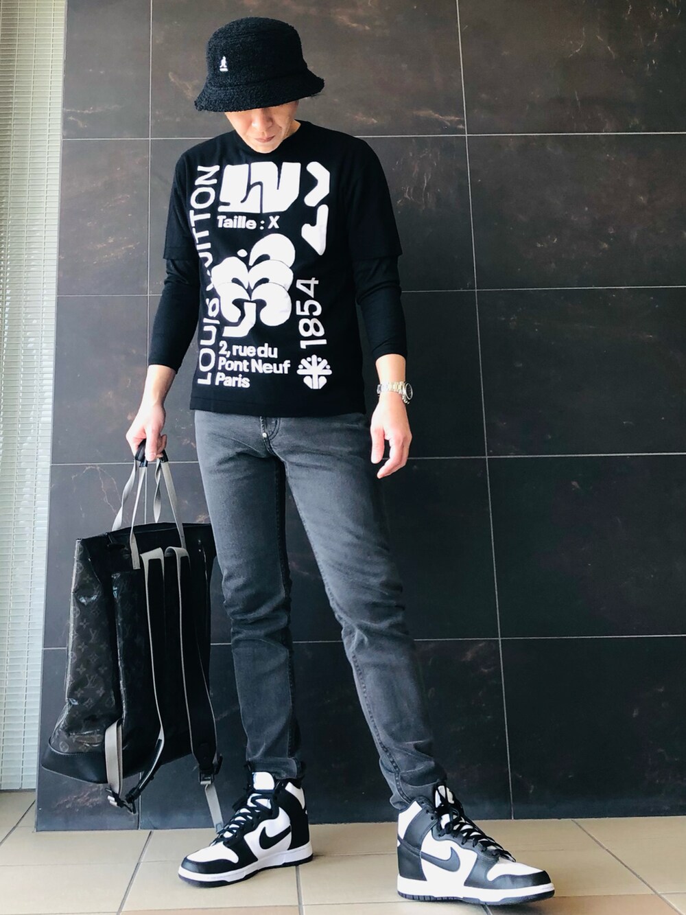 ブラック系のTシャツ/カットソー、ブラック系のTシャツ/カットソー、ブラック系のブルゾンを着用したメンズの春コーディネートの4枚目の写真